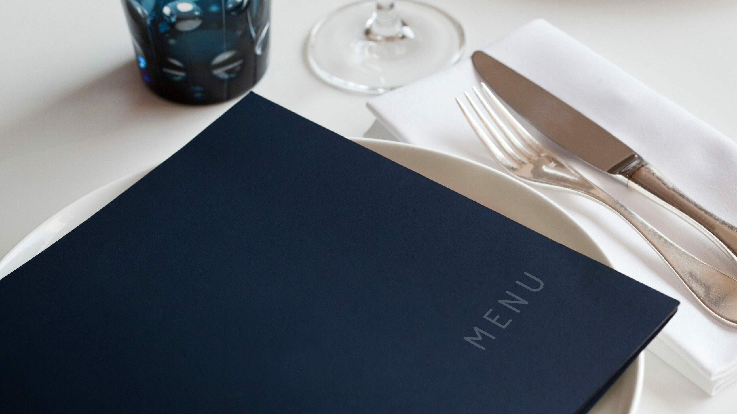 Menu sur une table dans un restaurant de luxe